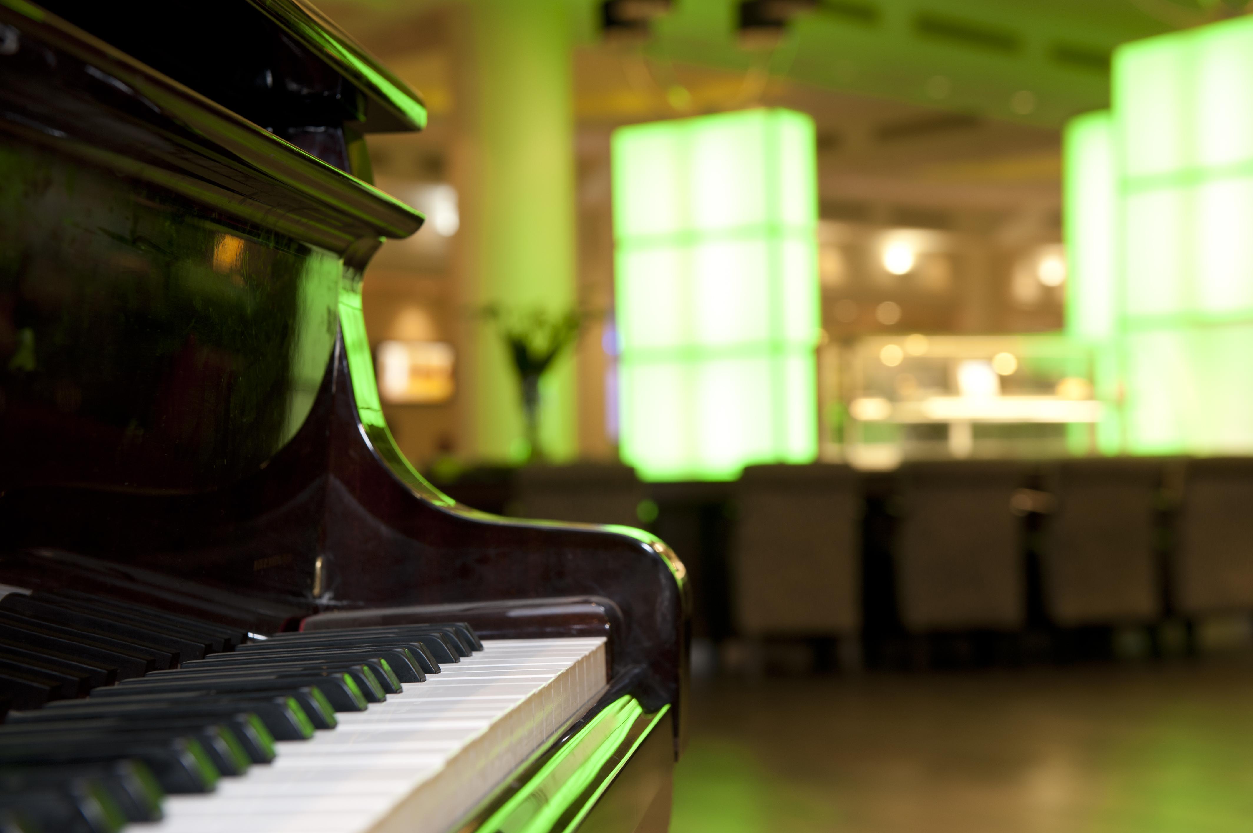 U Magic Palace Ελάτ Εξωτερικό φωτογραφία Piano at the Green Room