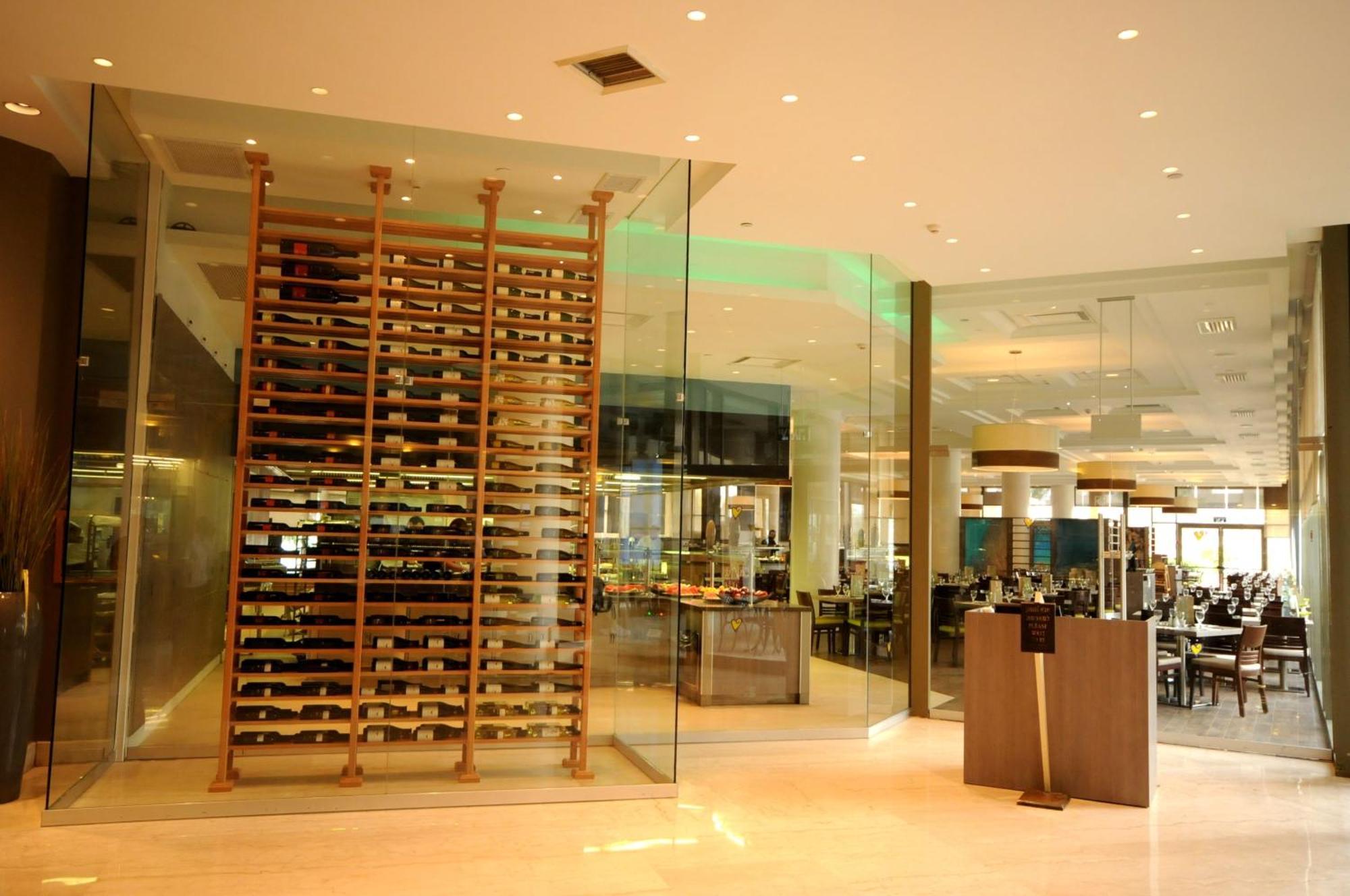 U Magic Palace Ελάτ Εξωτερικό φωτογραφία The Wine Rack